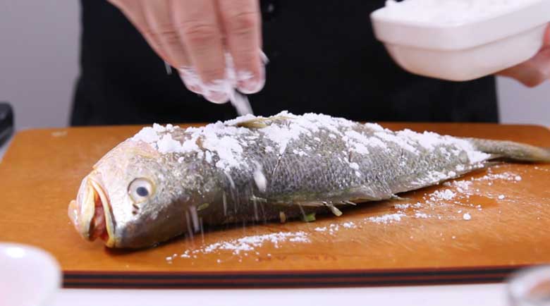 Sử dụng bột mì hoặc lòng trắng trứng để làm lớp áo cho cá